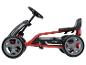 Un kart à pédales rouge pour enfants avec des roues noires.