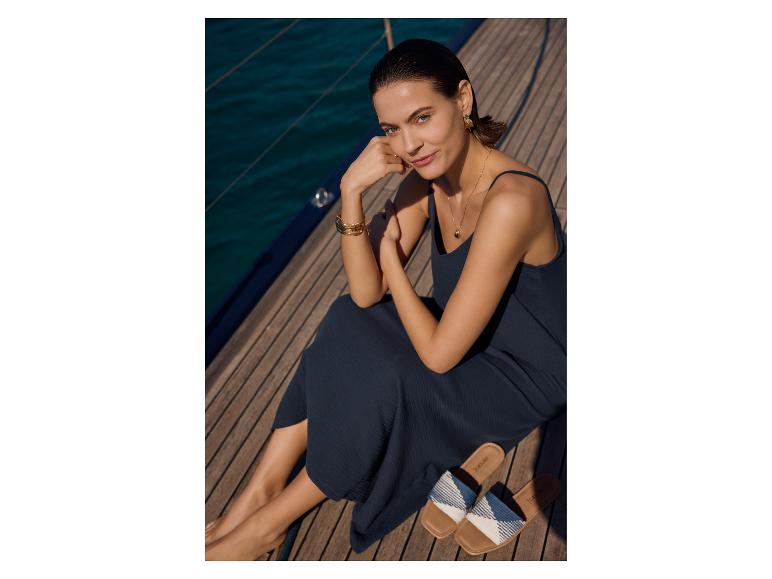 Robe, sandales et bijoux sur un yacht.