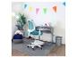 Chaise de bureau ergonomique pour enfants dans une chambre avec bureau et décorations.