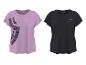 Deux t-shirts de sport, un lilas avec imprimé léopard et un noir avec un petit logo.