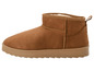 Bottes marrons de style Ugg avec une doublure douce.