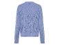 Un pull bleu clair avec un motif ajouré.