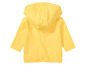 Un sweat-shirt jaune à capuche à manches longues pour bébés.