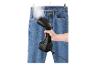 Défroisseur vapeur portatif utilisé sur un jean bleu.