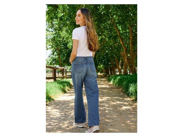 Jeans amples et t-shirt blanc : look décontracté en extérieur.