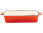 Un plat à four rectangulaire en fonte orange.