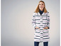 Une femme portant un imperméable rayé.