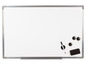 Un tableau blanc avec un marqueur, des aimants et une gomme.