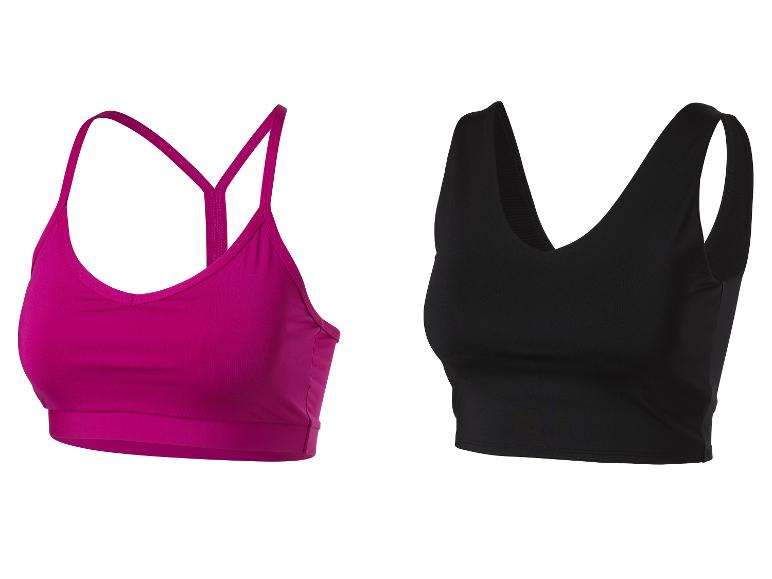 Deux soutiens-gorge de sport : un fuchsia à dos nageur et un noir à larges bretelles.