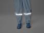 Pantalon de pluie bleu avec des bandes réfléchissantes et des bottes bleues.