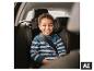 Enfant souriant dans une voiture, attaché en toute sécurité dans le siège auto BABYGO Freemove I-Size. [image générée par l'IA]