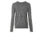 Un pull gris en tricot à manches longues.
