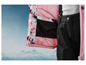 Une veste de ski rose avec un imprimé abstrait, associée à un pantalon de ski noir.