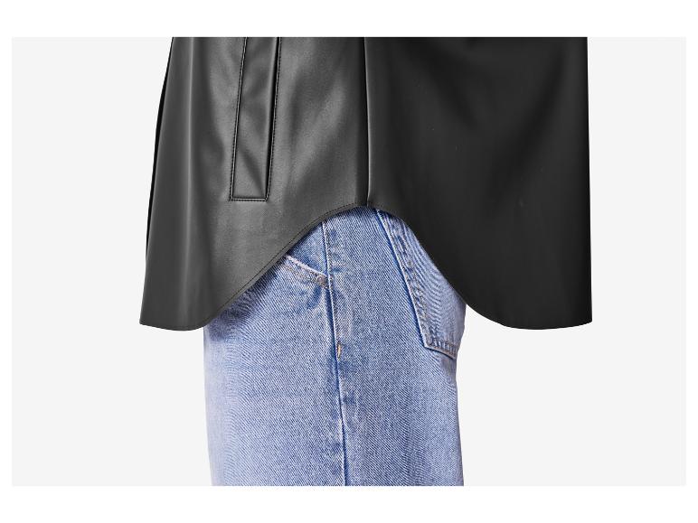 Une veste en cuir noir portée sur un jean bleu clair.