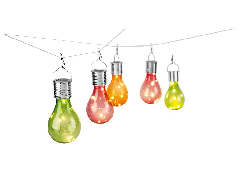 Lumières solaires en forme d'ampoule vertes, rouges et oranges, suspendues à une corde