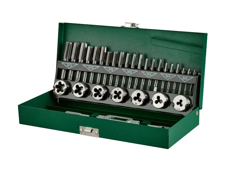 Tubes et filières métriques dans un coffret vert.