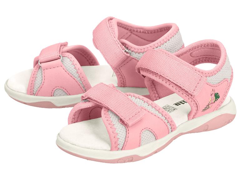 Sandales roses pour enfants avec fermeture velcro et détail perroquet.