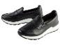 Deux paires de mocassins en cuir noir avec des semelles blanches.