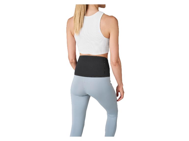 Femme de dos portant un débardeur blanc, un legging bleu clair et une ceinture lombaire noire.