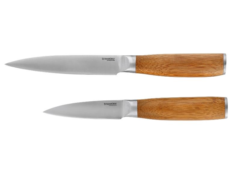 Deux couteaux de cuisine en acier inoxydable avec des manches en bois de bambou.