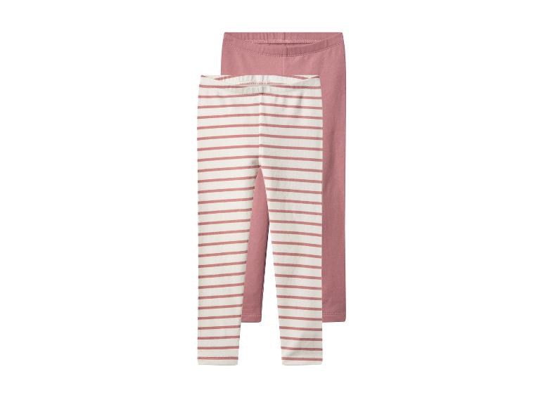 Deux paires de leggings pour enfants, un rose uni et un à rayures roses et blanches.