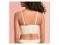 Une femme portant un soutien-gorge et une culotte couleur crème.