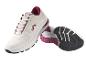 Des chaussures de running blanches avec des accents roses.
