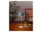 Lampe de table bleue sur une table en bois avec plantes et chaise.