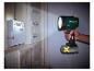 Un projecteur Parkside éclaire un tableau électrique