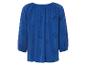 Chemisier bleu à manches longues, broderie anglaise, motifs floraux.