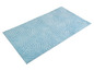 Un tapis de bain bleu clair avec un motif ondulé.