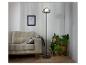 Lampe sur pied moderne avec abat-jour en verre fumé dans un salon minimaliste.