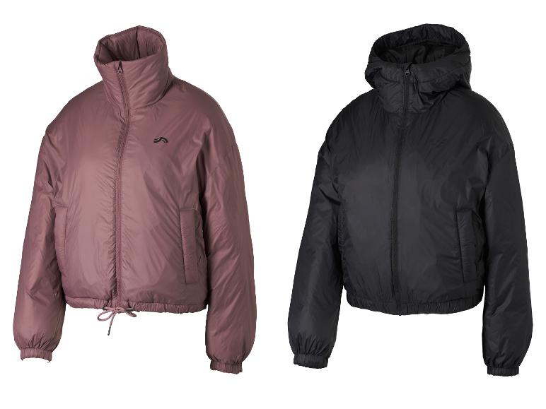 Deux doudounes, une marron rosé à col montant et une noire à capuche.