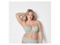 Une femme porte un soutien-gorge et une culotte vert clair.