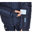 Veste de ski matelassée bleu marine avec poche zippée sur la manche pour carte de ski.
