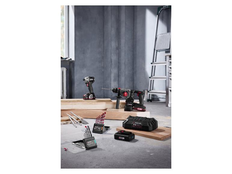 Perceuses sans fil PARKSIDE, chargeur et jeux de forets sur des planches de bois.