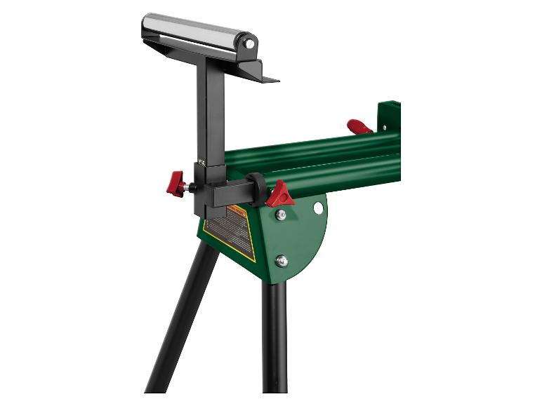 Un support à rouleaux vert pour atelier avec un rouleau argenté.