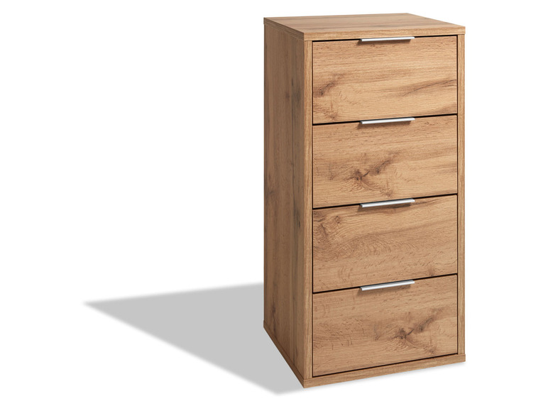 Une commode en bois avec quatre tiroirs.