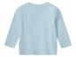 Un t-shirt à manches longues bleu clair pour bébé.