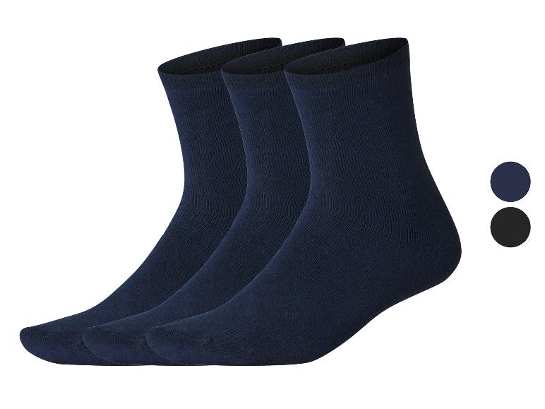 Trois chaussettes bleu foncé avec deux échantillons de couleur sur le côté droit.