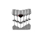 Un verre de vin rouge entouré de verres à vin vides.