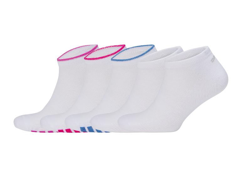 Lot de cinq paires de chaussettes de sport blanches avec des bordures roses et bleues.