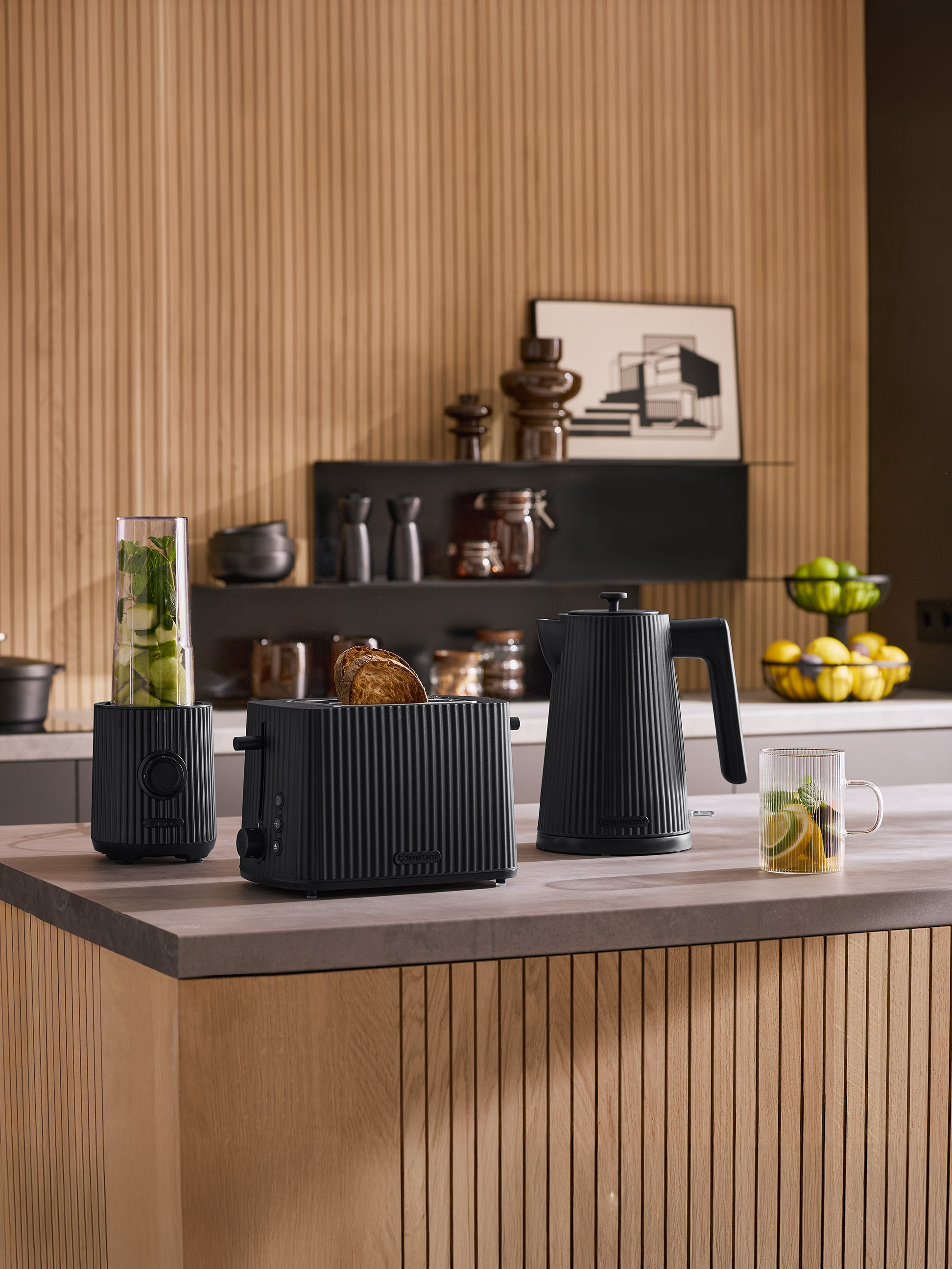 Appareils de cuisine SilverCrest : grille-pain, bouilloire et mixeur noirs rayés sur un comptoir.