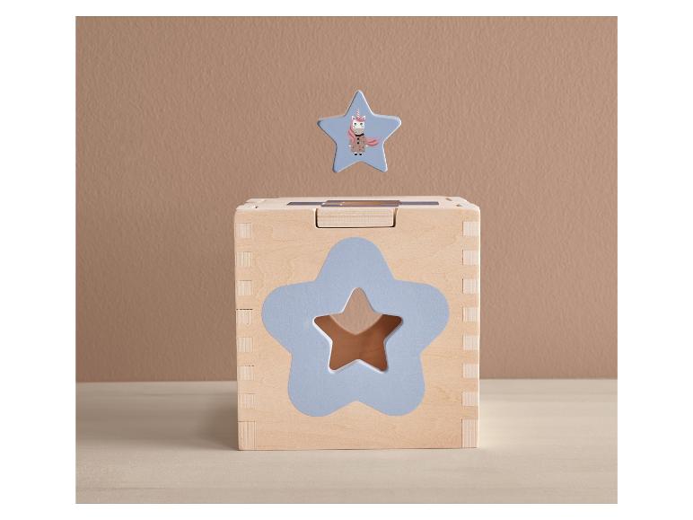 Un jeu de blocs en bois avec un trou en forme d'étoile et une étoile séparée avec une licorne.