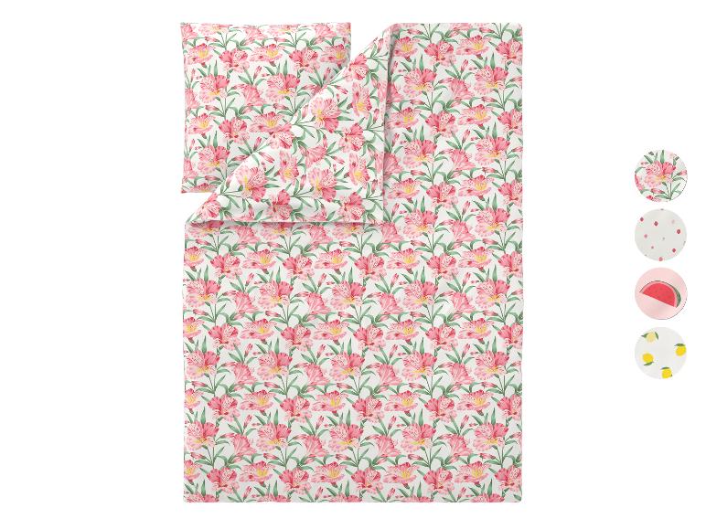 Parure de lit avec motif floral rose, avec des motifs de fruits supplémentaires.