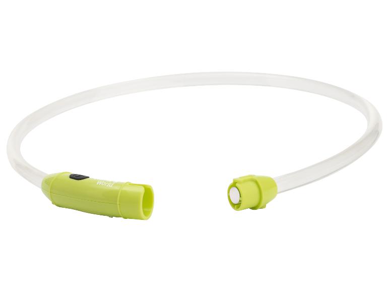 Collier lumineux vert avec tube transparent et bouton noir.