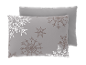 Deux oreillers gris avec des motifs de flocons de neige blancs et marrons