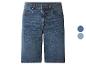 Short en jean bleu coupe droite avec détails de poches et boutons.
