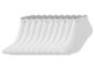 Dix paires de chaussettes de cheville blanches alignées.