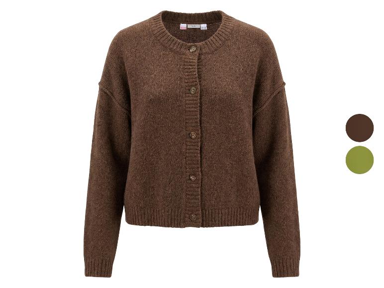 Cardigan en maille marron avec boutons, avec échantillons de couleur marron et vert olive.